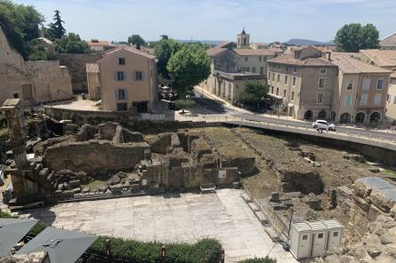 Le temple et l'hémicycle