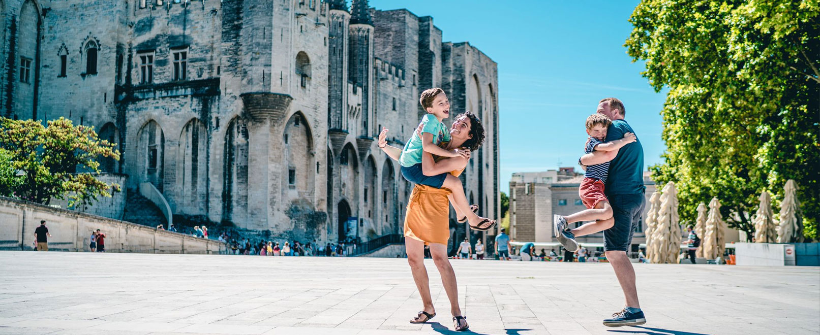 Famille à Avignon devant le Palais des Papes © O’Brien