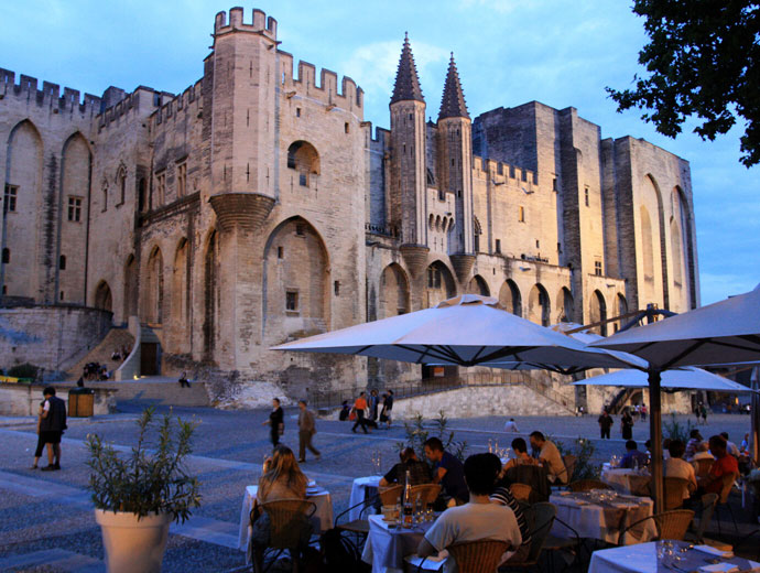 Terrasses sur la place du Palais des Papes